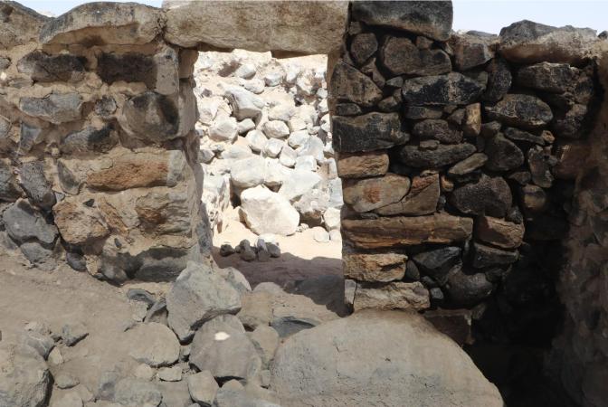 A test wall at the excavation site, after cleaning and conservation.